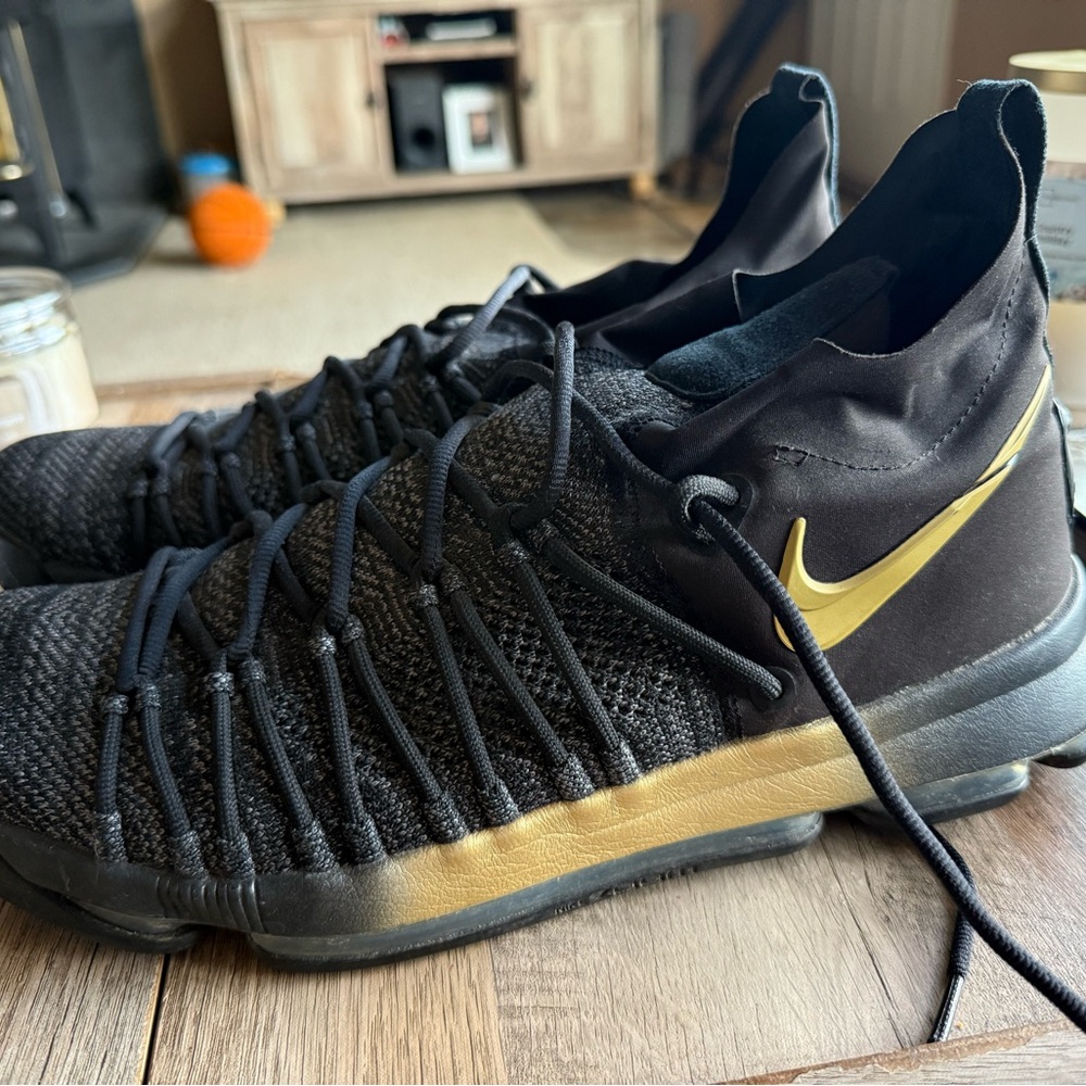 Nike Men's Black and Gold Athletic Sneakers